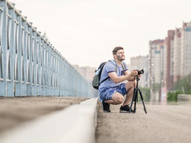 Tripod üzerinde kamera ile adam