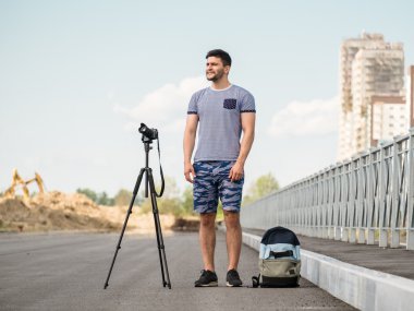 Tripod üzerinde kamera ile adam