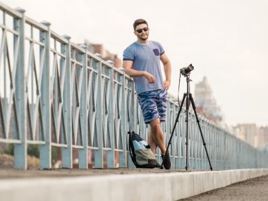Tripod üzerinde kamera ile adam