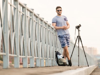 Tripod üzerinde kamera ile adam