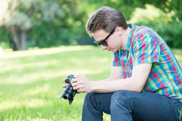 Hipster met camera — Stockfoto