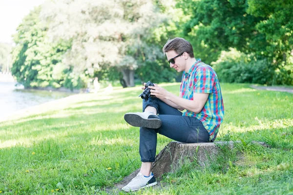 Hipster met camera — Stockfoto