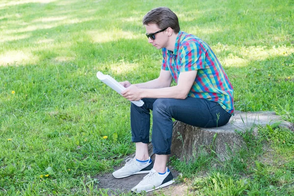 Jonge man lezen — Stockfoto