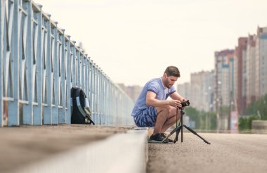 Tripod üzerinde kamera ile adam