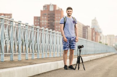 Tripod üzerinde kamera ile adam