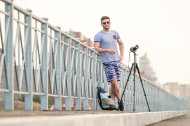 Tripod üzerinde kamera ile adam