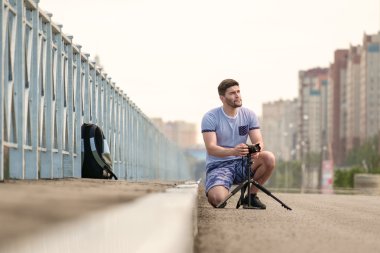 Tripod üzerinde kamera ile adam
