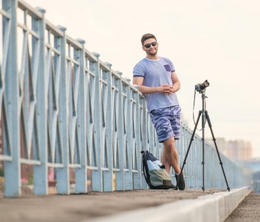 Tripod üzerinde kamera ile adam