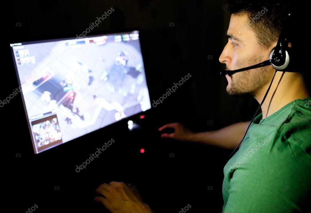 男の暗い部屋でビデオ ゲームをプレイ ストック写真 C Filistimlyanin