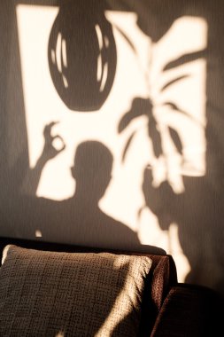 Adamın gölge gösteren jest