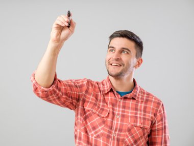 Genç çizim marker ile adam.