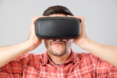 Sanal gerçeklik kulaklık kullanarak adam