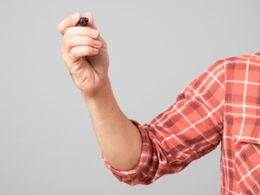 Genç çizim marker ile adam.