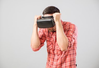 Savaşçı standında sanal gerçeklik gözlüklü adam