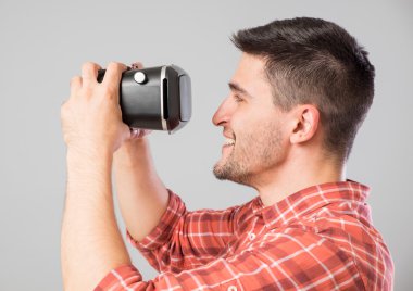 Sanal gerçeklik kulaklık kullanarak adam