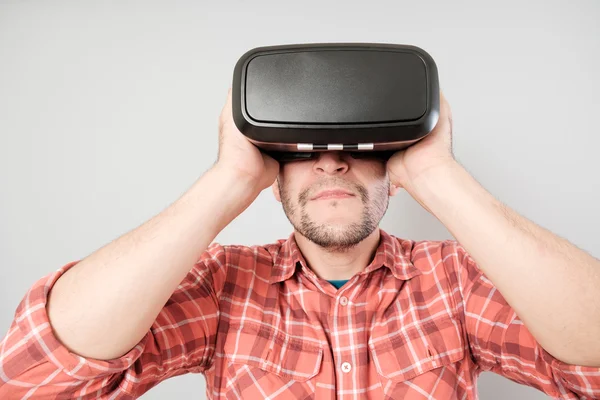 Sanal gerçeklik kulaklık kullanarak adam