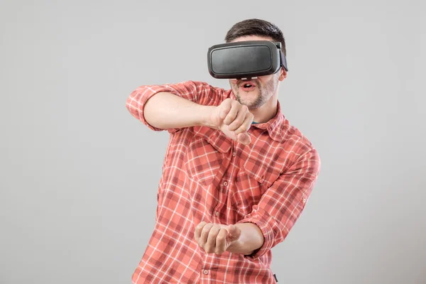 Hombre con gafas de realidad virtual pagar simulador de coche —  Fotos de Stock