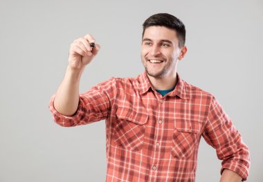 Genç çizim marker ile adam.