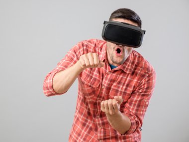 Araba simülatörü ödeme sanal gerçeklik gözlüklü adam