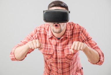 Bisiklet simülatörü ödeme sanal gerçeklik gözlüklü adam