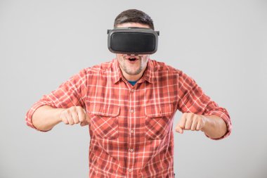 Bisiklet simülatörü ödeme sanal gerçeklik gözlüklü adam