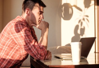 Evde çalışan adam.