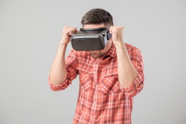 Savaşçı standında sanal gerçeklik gözlüklü adam