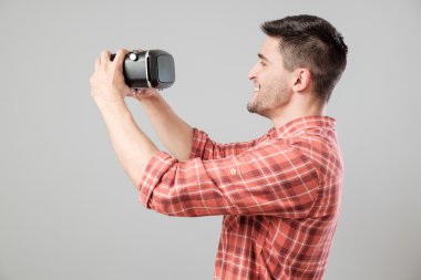 Sanal gerçeklik kulaklık kullanarak adam