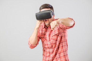 Savaşçı standında sanal gerçeklik gözlüklü adam