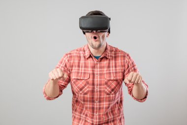 Bisiklet simülatörü ödeme sanal gerçeklik gözlüklü adam