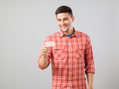 Genç adam okuma kartvizit