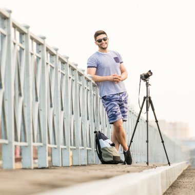 Tripod üzerinde kamera ile adam