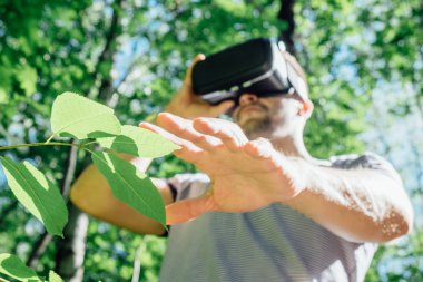 VR-kulaklık kullanarak adam