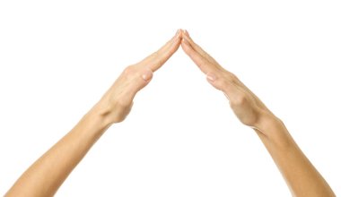Korunma ve koruma. El kol hareketi yapan bir kadın beyaz üzerine izole edilmiş