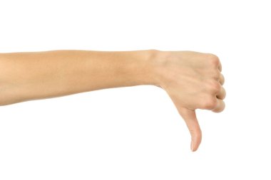 Başparmağını indir. El kol hareketi yapan bir kadın beyaz üzerine izole edilmiş