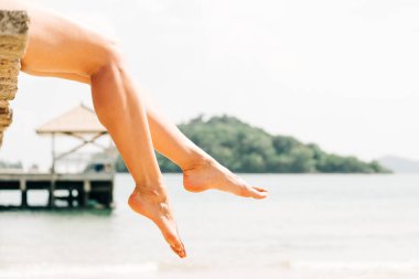 Denizde sarkan kadın bacakları. Tatil kavramı