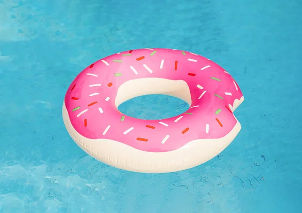 Nadmuchiwany pierścień pływacki w kształcie pączka w basenie — Zdjęcie stockowe