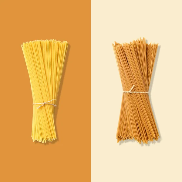 Layout von Spaghetti. Kreatives Ernährungskonzept. Flache Lage — Stockfoto