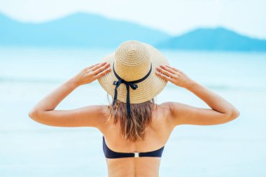 kadının plaj rahatlatıcı yaz aylarında