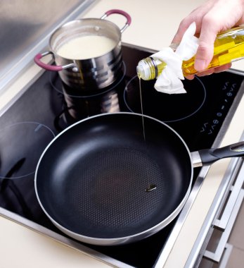 Siyah indüksiyon Tencere tava damlayan