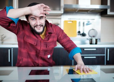 Sakallı adam mutfakta