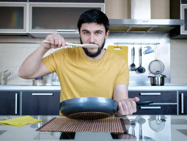 Sakallı adam mutfakta