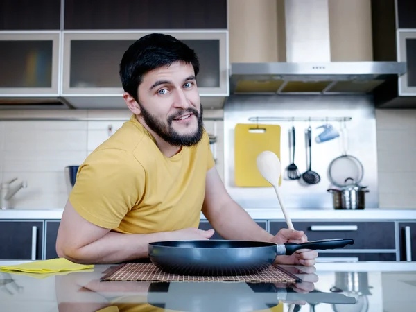 Sakallı adam mutfakta