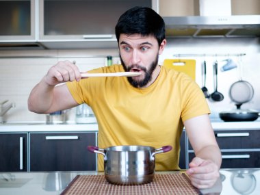 Sakallı adam mutfakta