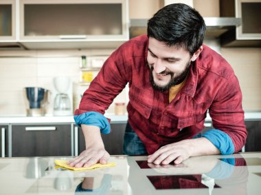 Sakallı adam mutfakta