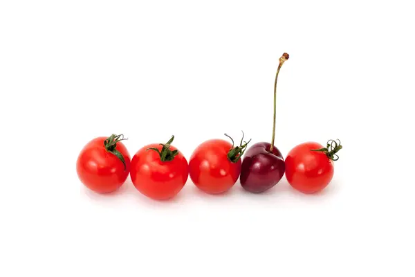 Groupe de tomates et une cerise — Photo