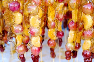 Karamelize tatlı meyve