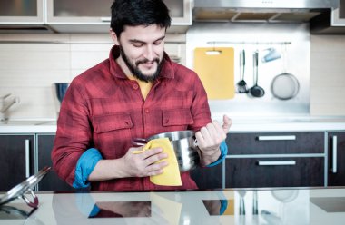 Sakallı adam mutfakta