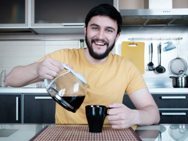 Sakallı adam mutfakta