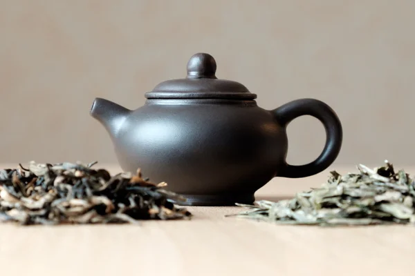Small teapot and tea — Stock Photo, Image